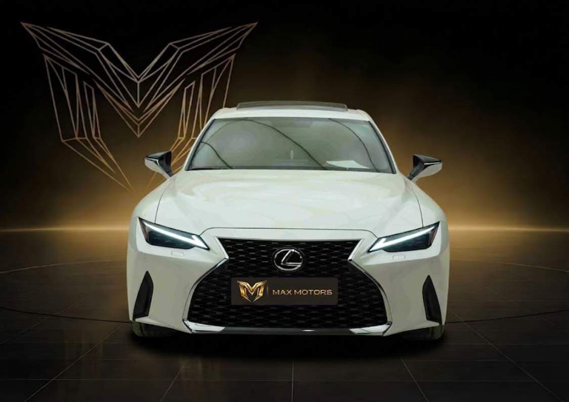 2025 لكزس IS - view 2